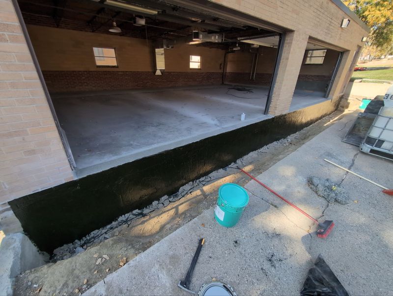 Fluid-applied waterproofing at the transition to the elevated slab